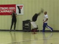 化け物クラスの身体能力。片手だけで大連続バク転！