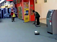 それって気が付かないもんなの？という掃除のおばちゃんの失敗映像。