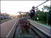 こいつらマジでマジキチ。電車の架線にぶら下がりパンタグラフでおそロシア