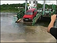 接岸できなかった渡し船から無理に下りようとした車が完全スイボツ