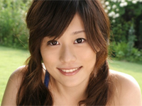 石井美帆 白のビキニにエプロン姿でキャンディをほお張りながらポーズ