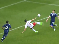 これはお見事な神業シュート！トラップからダイレクトに叩き込む！