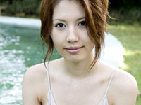 水上まい 極小Tバックビキニを身につけてよつんばい、ジャグジーに浸る