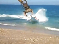 重機の悪魔超人的パワーも外人の手にかかればマリンスポーツになる。