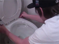 彼女へ鬼畜過ぎるイタズラ。トイレにサランラップのトラップｗｗ