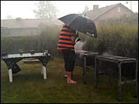 楽しいBBQのハズが突然の暴風雨。それでも決して諦めないお父さんの姿が涙を誘う