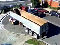 プロの技。えっ！？そんな狭い場所で転回できるの？という大型トレーラー