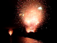 まさかの花火大失敗。15分間分の花火が一斉に打ち上げられて大爆発。米