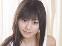 海川ひとみ 黄色のブラジリアンビキニに身を包んでベンチに寝転がってポーズ