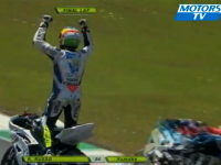 盛大に勘違いしたライダー。勝利の雄叫びを上げるも実はあと一周ある・・・。