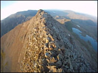 エクストリーム散歩。超細いとんがった尾根をカメラ片手に歩くヒヤヒヤ動画