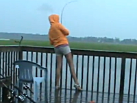 釣りハプニング。釣り上げ間際にちっさいジョーズが飛び出してきてビックリ