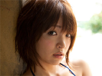 田中涼子 ベンチでヒップを突き出しながら黄色のビキニ水着のスレンダーボディを魅せる