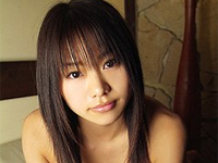 海川ひとみ 黄色のブラジリアンビキニに身を包んでベンチに寝転がってポーズ