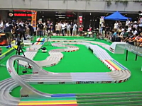 ミニ四駆ジャパンカップ東京大会決勝戦の様子。ジャンプゾーンは鬼やろｗ