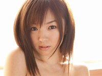 齊藤夢愛 プールサイド、グリーンのドレスを身につけてノーブラ横乳バストをアピール