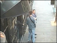 完全な不意打ちでノックアウトさせられた男性。頭を強く打ち意識不明に。