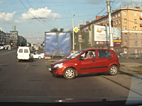 こいつ本当に免許持ってんのかよｗｗｗ酷すぎる運転の女性ドライバー。