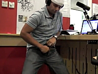 なにこれ珍記録。ズボンのジッパーを高速で上げ下げする世界記録に挑戦。