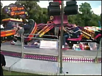 遊園地の乗り物の座席が突然外れて乗っていた少年が投げ出されて大怪我