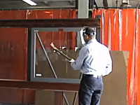 つるはしで30回オノで20回、ハンマーでもバールでも割れない耐久ガラス。