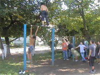 エクストリーム鉄棒。ウクライナのクレイジーなボーイ達による鉄棒テク。