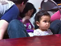 流石母娘！父親のキスを拒む姿がソックリです