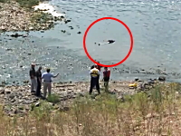 川で水死体発見。通報を受けた警察が現場を封鎖して作業していると・・・。