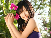 西村みずほ ベッドの上でビキニを着てポーズ、飛び跳ねたり