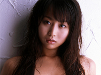 青島あきな マフラーを首から提げたノーブラバストをアピール