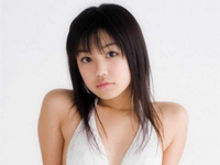 鮎川穗乃果 お庭、タンクトップ姿で手足の長いスレンダーボディを魅せる