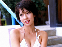 鷲巣あやの ランジェリーを身につけてスレンダーボディを魅せたグラビアショッ