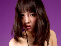 今野杏南 タイトスカートとパンストを脱ぎながらセクシーランジェリー姿に