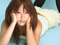 西田麻衣 ビーチでグリーンのビキニ水着に身を包んでビーチボールを転がしたり、またがったり