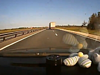 焦るドラレコ。変な所で車線変更するトラックを見つけたら先を疑った方が良い