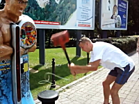 パンチングマシーンで漫画みたいなハプニング一瞬動画。これは恰好悪い