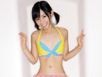 小池里奈 ドット柄ビキニや浴衣姿のキュートショット、プールで泳いだり