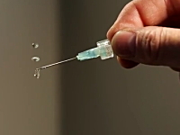 空中浮揚。音波を使って複数の液体を空中に静止させる実験のムービー。