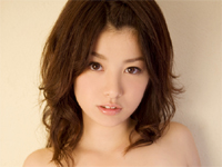 中島愛里 グリーンのストライプ柄ビキニを身につけて豊満バストをアピール