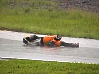バイクレースで転倒したライダーが赤旗を誘う為に気絶したフリ⇒バレバレｗ