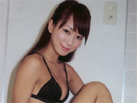 清水ゆう子 ボーダー柄のショートパンツを身につけてソファに横たわったり、ピョンピョン飛び跳ねる