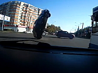 なんという罠。路上に垂れ下がっていたある物によりエビ反り回転させられた車