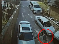 これだから女は・・・。というメルセデスを所有するブロンドギャルの失敗映像。