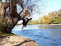 ターザンスイングで手が滑って背中をモロ打ちして「あ゛あ゛う゛お゛お゛お゛お゛」