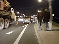 そこは抜け道なのか？ロシア流の渋滞回避方法がフリーダムすぎてｗｗｗ