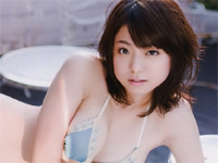 中村静香 ショートパンツ姿でランニング、赤のビキニになって再び豊満バストを揺らしながらランニング