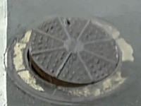 下水管を流れる空気の力でポコンポコンしちゃっているマンホールの蓋。