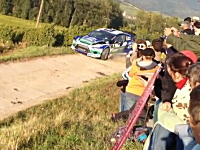 WRCフランス。コースアウトしたソルベルグが畑を突っ切り電柱をなぎ倒す。