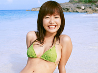 横張しほり ワインレッドのドレスをまとってバストの谷間をチラチラ魅せながらセクシーポーズ