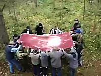 飛び降りた人間を広げたマットで受け止めるのは意外と難しい動画。大痛い